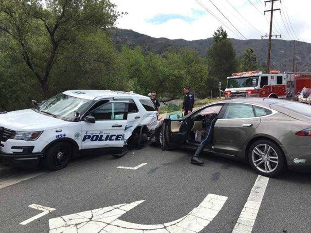 En mai 2018, une voiture Tesla Model S est entrée en collision avec une voiture de police garée à Laguna Beach, en Californie.
