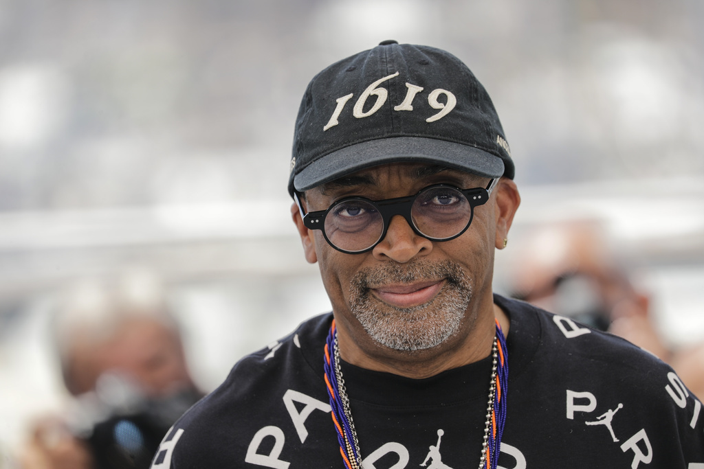 La casquette de Spike Lee fait référence à l'année d'arrivée des premiers esclaves aux Etats-Unis.