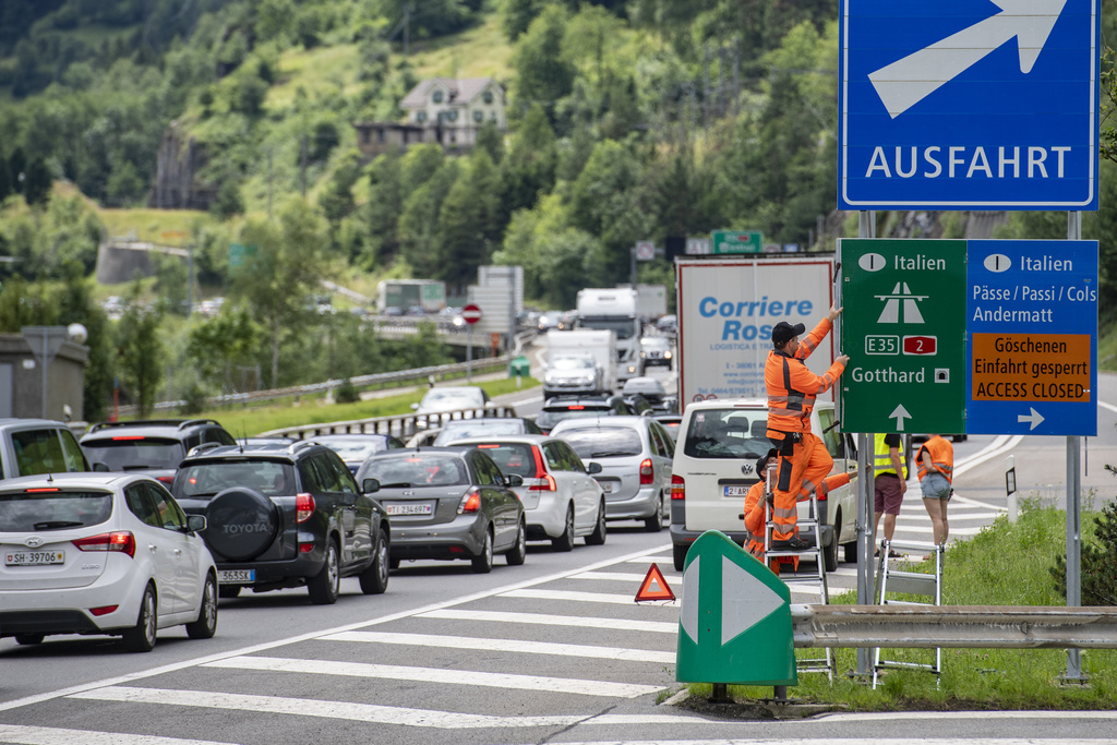 Le canton d'Uri ferme l'autoroute du Gothard entre Flüelen et Amsteg en raison du danger d'inondations de la Reuss (ILLUSTRATION).