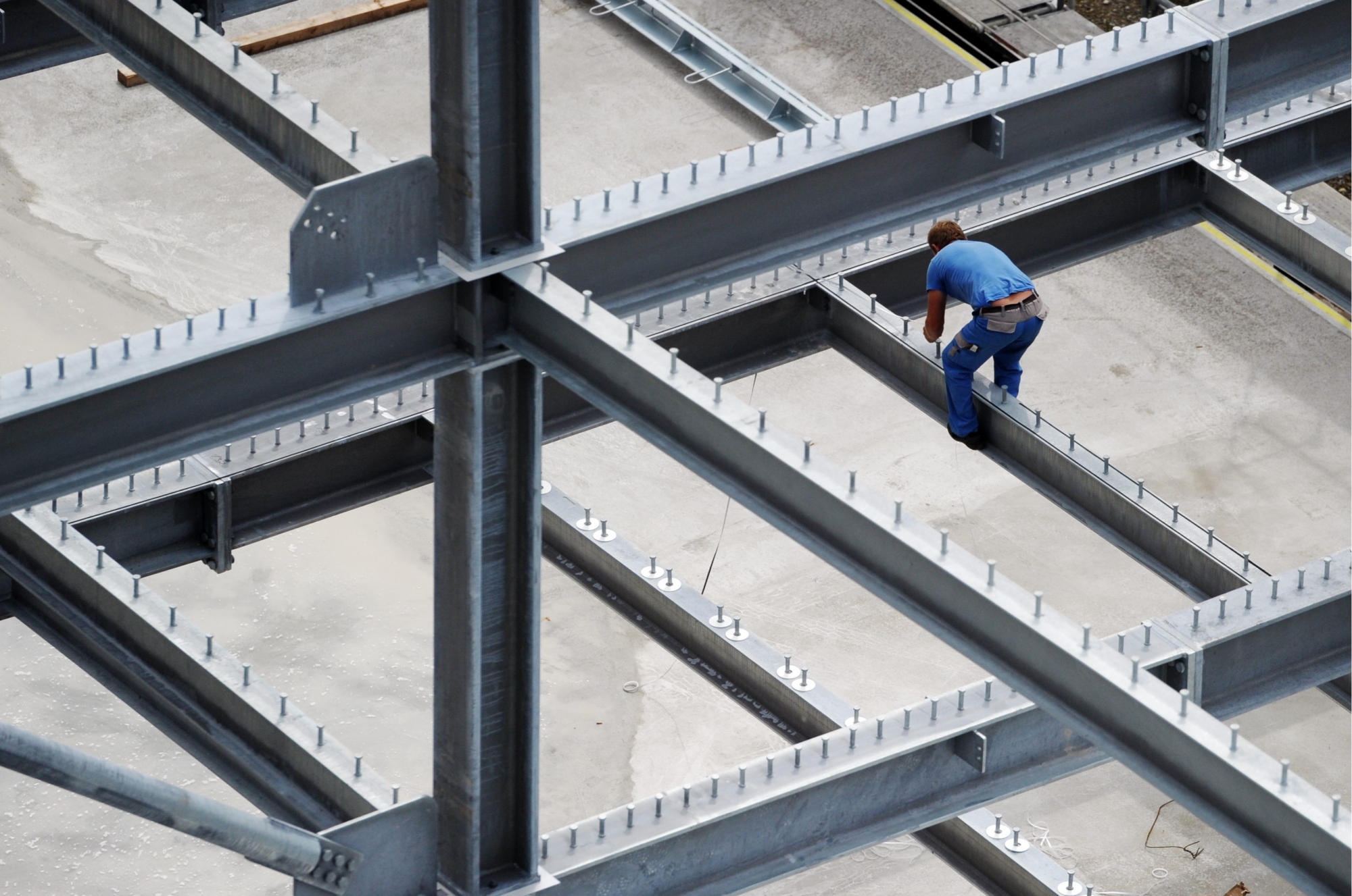 Ein Bauarbeiter geht seiner Arbeit nach, auf einer Baustelle in Kloten, am Donnerstag, 12. Juli 2012. (KEYSTONE/Steffen Schmidt)