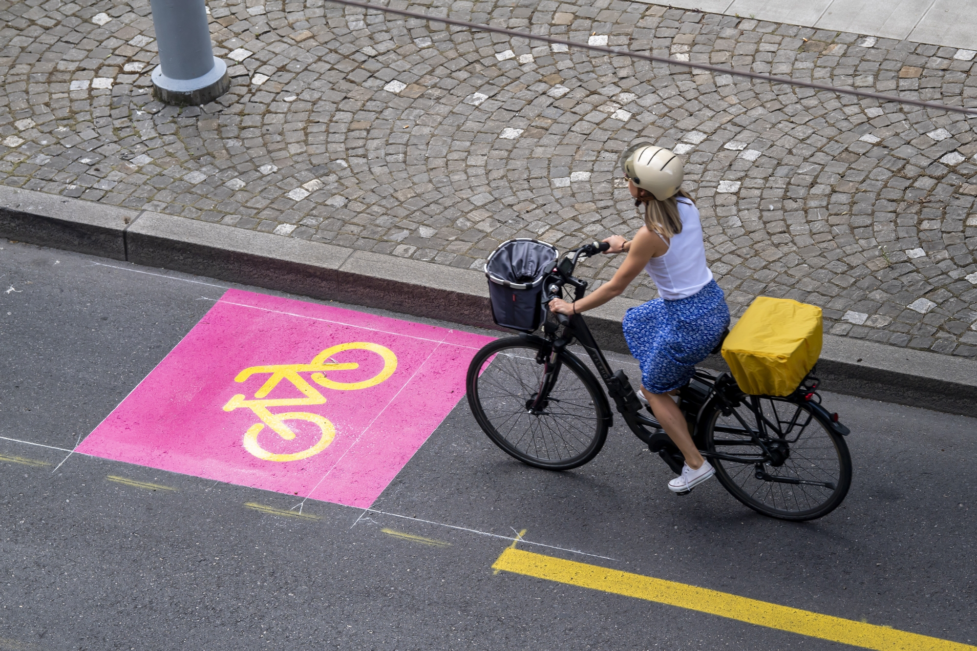 Une cycliste en velo electrique utilise une nouvelle piste cyclable qui est photographie, ce mercredi 3 juin 2020 a Geneve. le Conseil d'Etat a modifie ou a cree des nouvelles pistes cyclables et mise sur la mobilite douce pour faire face au Coronavirus Covid-19. (KEYSTONE/Martial Trezzini)