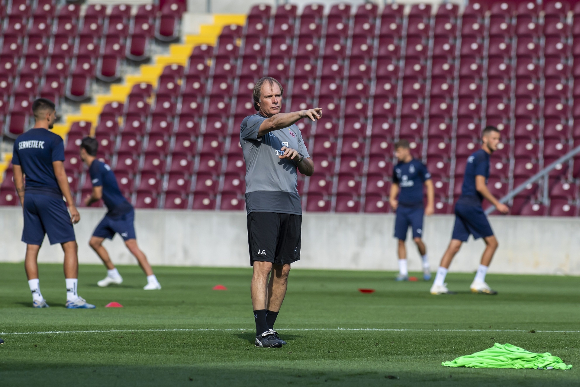 Alain Geiger oriente les joueurs du Servette FC lors d'un entraînement au stade de la Praille.