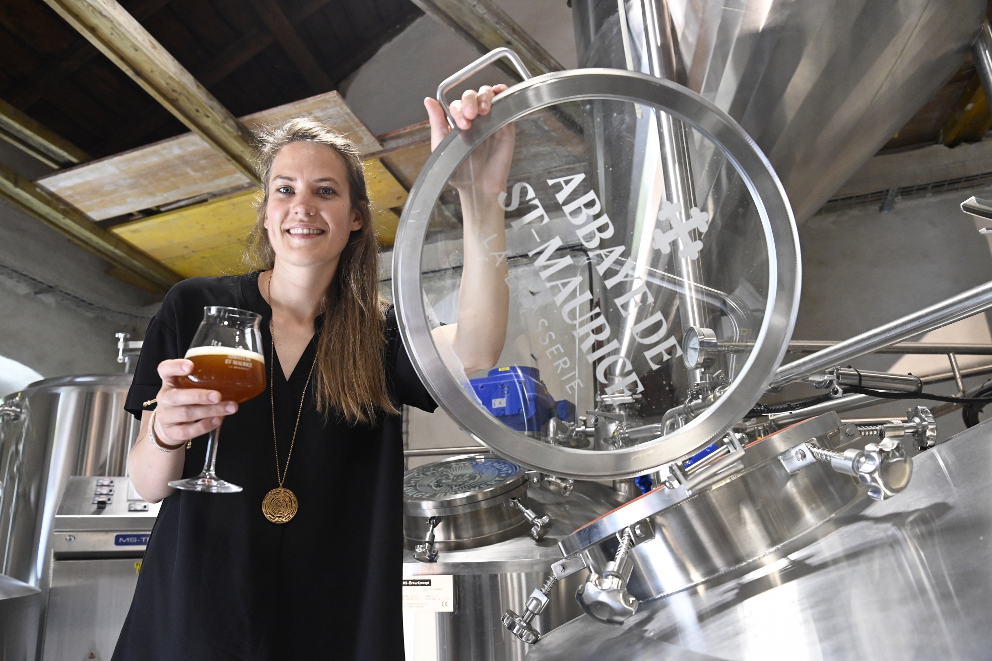 Céline Darbellay est engagée en 2018 par l'Abbaye de Saint-Maurice pour assurer la direction de la brasserie artisanale. Ce ne sont pas les chanoines qui brassent la bière, mais une équipe de professionnels.