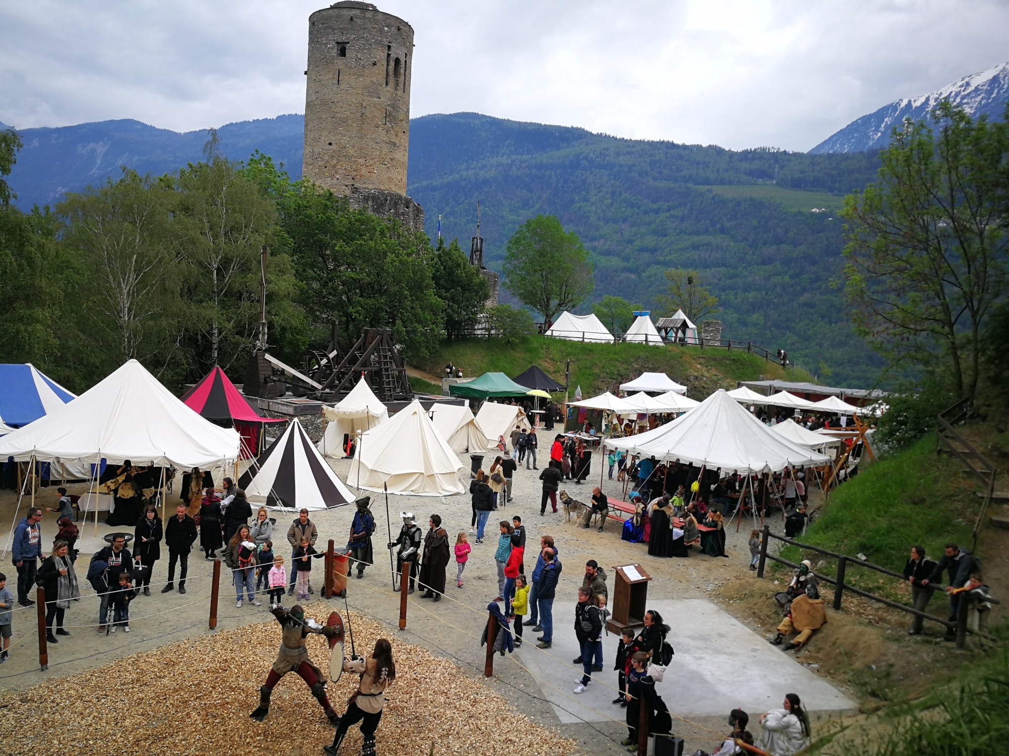 Un marché médiéval et des spectacles durant le week-end sur l'esplanade du château de la Bâtiaz.
