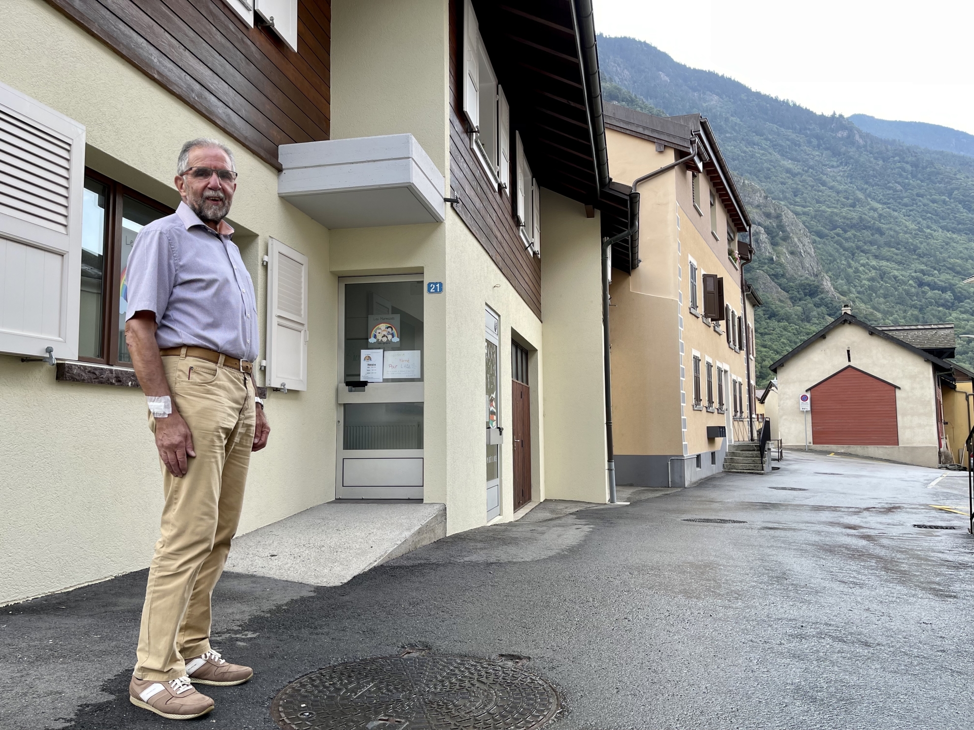 Le président de Collonges, René Jacquier, devant l'ancienne poste, fermée en 2004 et transformée en halte-garderie. Depuis, le géant jaune n'a plus de guichet dans le village.