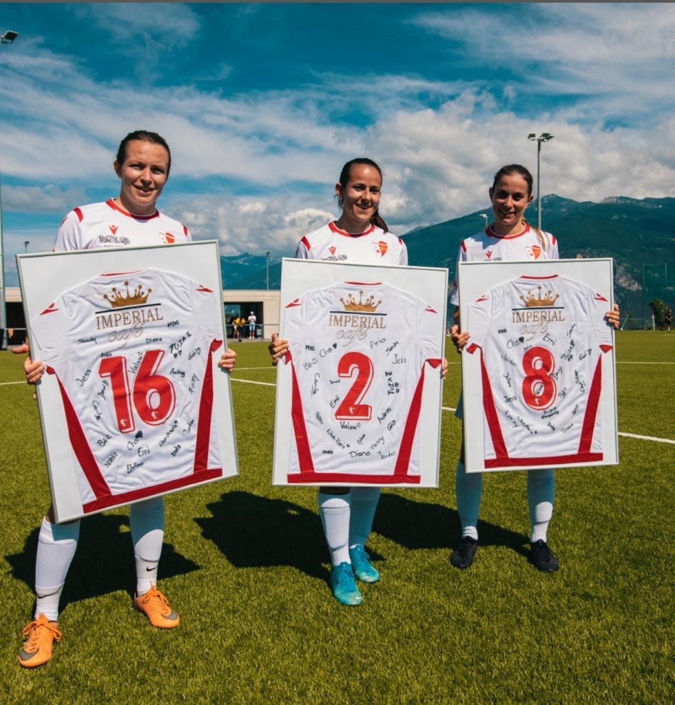 Charlotte Brun, Elodie Antunes et Marion Constantin fêtées pour leur carrière à Sion lors de Servette-Sion.