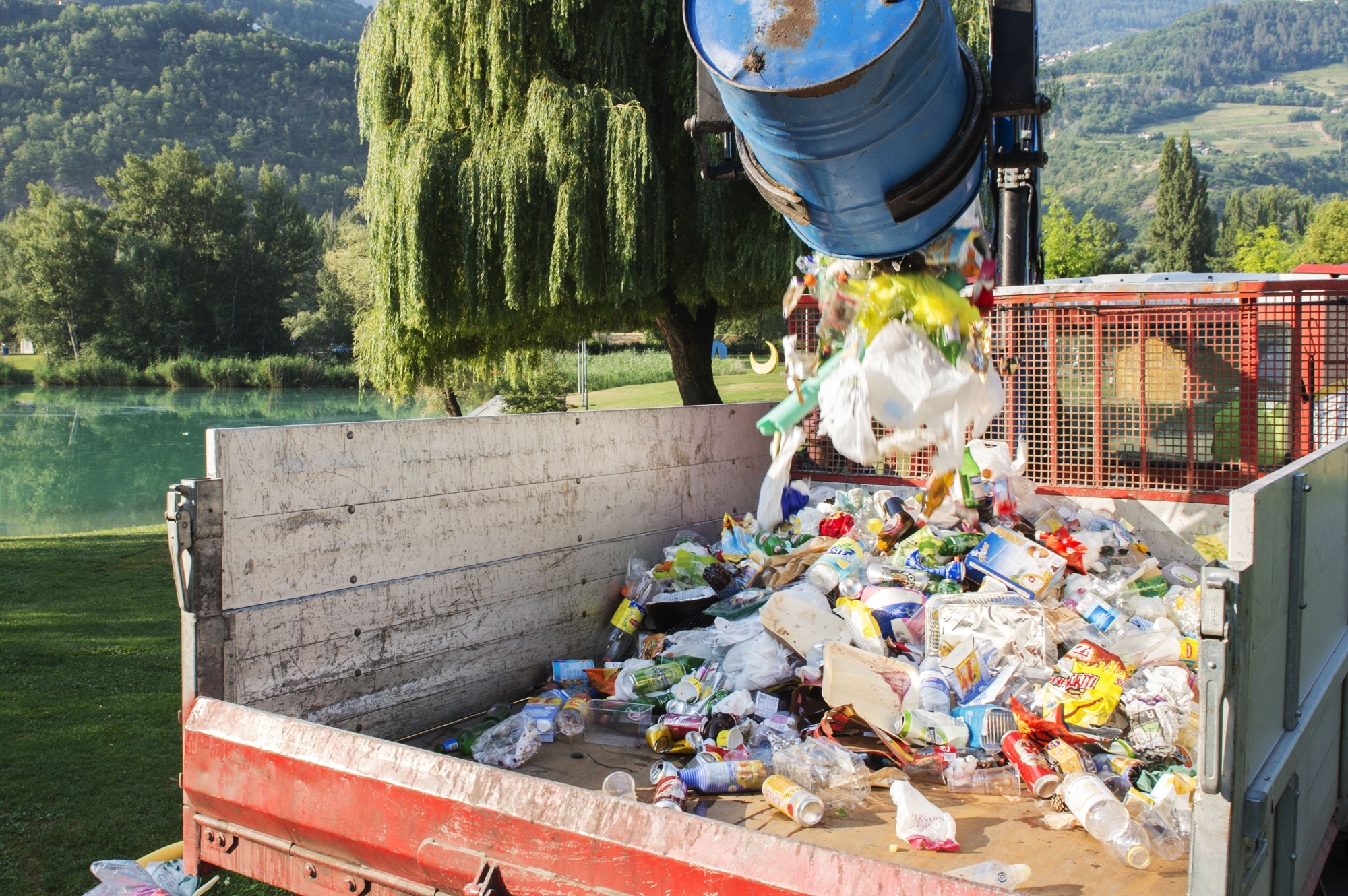 Déchets plastiques aux Iles, à Sion. Image datant de 2015.