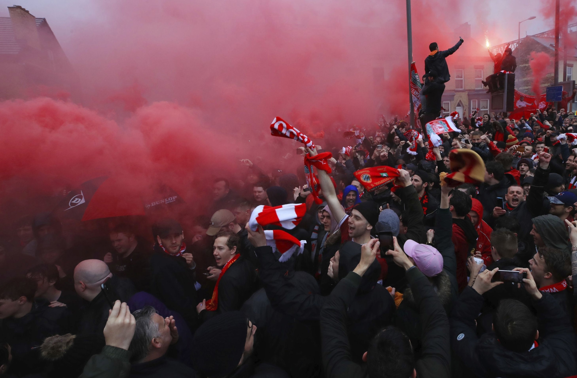 Les fans du FC Liverppol allument des fumigènes avant la demi-finale de la Ligue des champions entre l'AS Roma et leur club en 2018. 