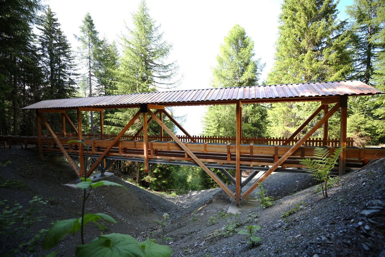 La nouvelle passerelle de Pracondu sur le bisse de Saxon