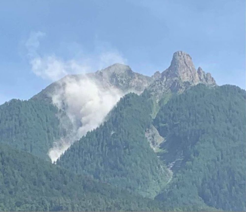 La poussière soulevée par l'éboulement était visible depuis la plaine.