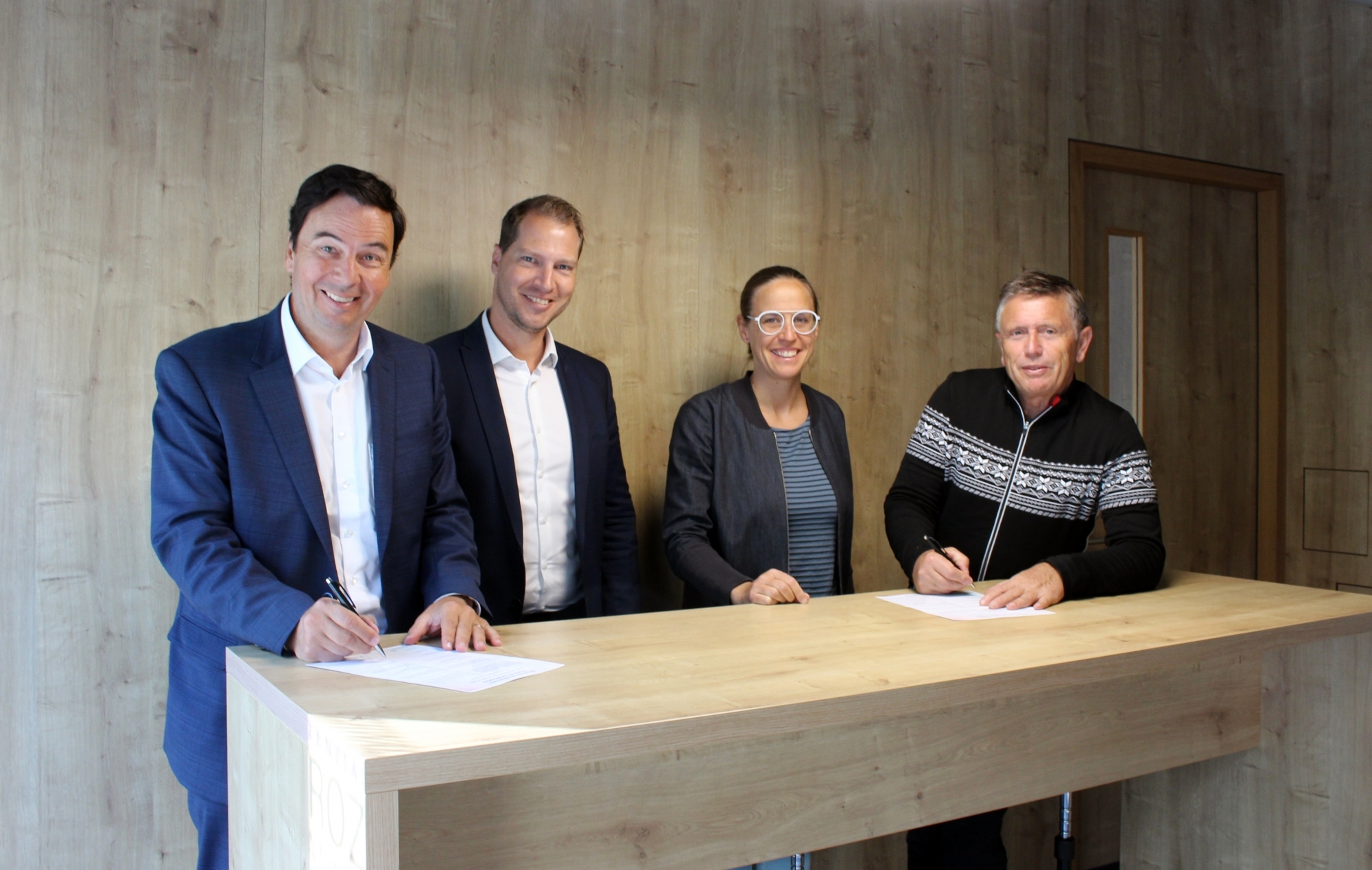 Signature de la Charte ARVr-RWO: de gauche à droite, Philippe Varone (président ARVr),  Grégory Carron (directeur, ARVr), Tamar Hosennen (directrice générale RWO AG), Richard Kalbermatter (président RWO AG).