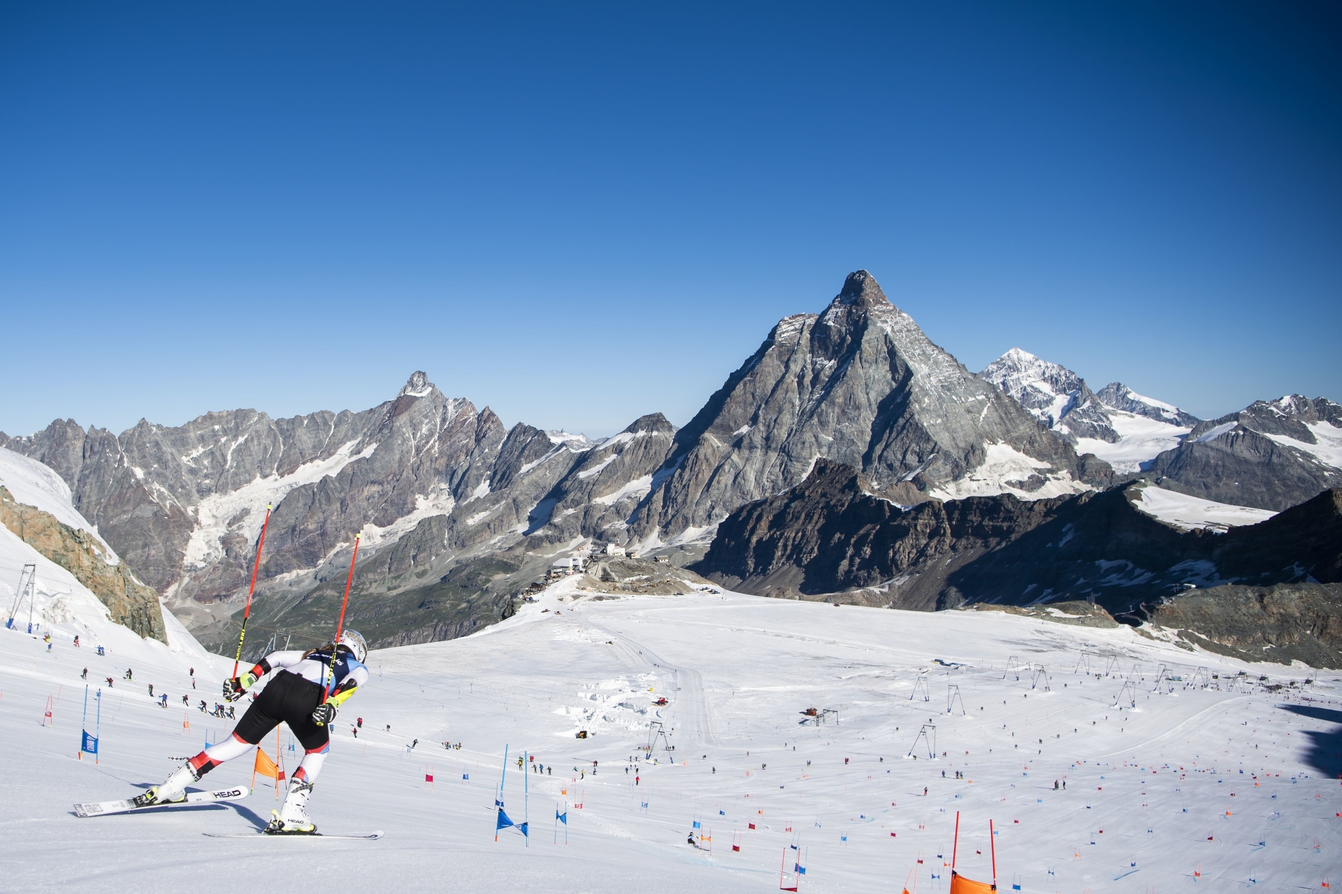 Corinne Suter et les athlètes de la Coupe du monde fréquentent déjà assidûment les installations de Zermatt durant leur préparation estivale.