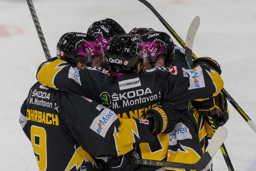 Les joueurs d'Ajoie laissent éclater leur joie après avoir remporté leur premier match de la saison.