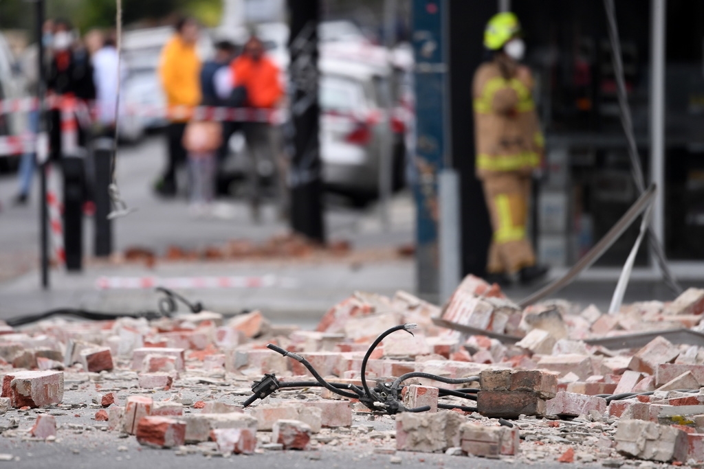 Le séisme, qui s'est produit à une dizaine de kilomètres de profondeur seulement, a surpris les habitants de la deuxième ville d'Australie à 09h00 du matin et a été ressenti à des centaines de kilomètres à la ronde.