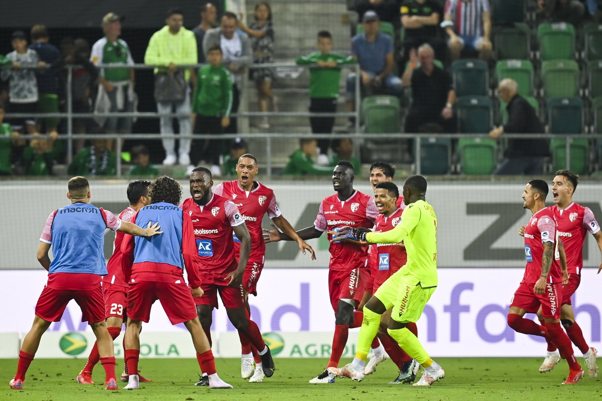 Les joueurs du FC Sion exultent après l'égalisation de Guillaume Hoarau contre le FC Saint-Gall.