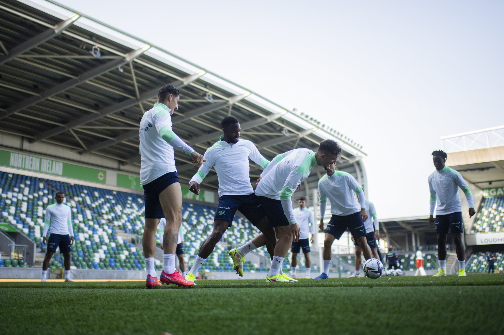 Les joueurs suisses découvrent le Windsor Park de Belfast lors de l'entraînement mardi avant leur match contre l'Irlande du Nord.