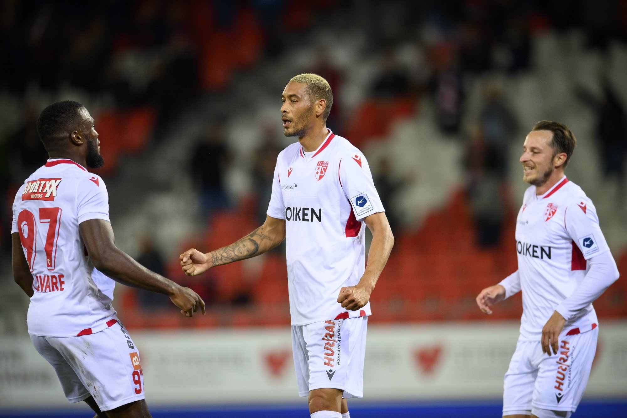 Dimitri Cavaré, Guillaume Hoarau et Luca Zuffi se réjouissent après le but marqué par le Réunionnais contre le FC Lucerne.
