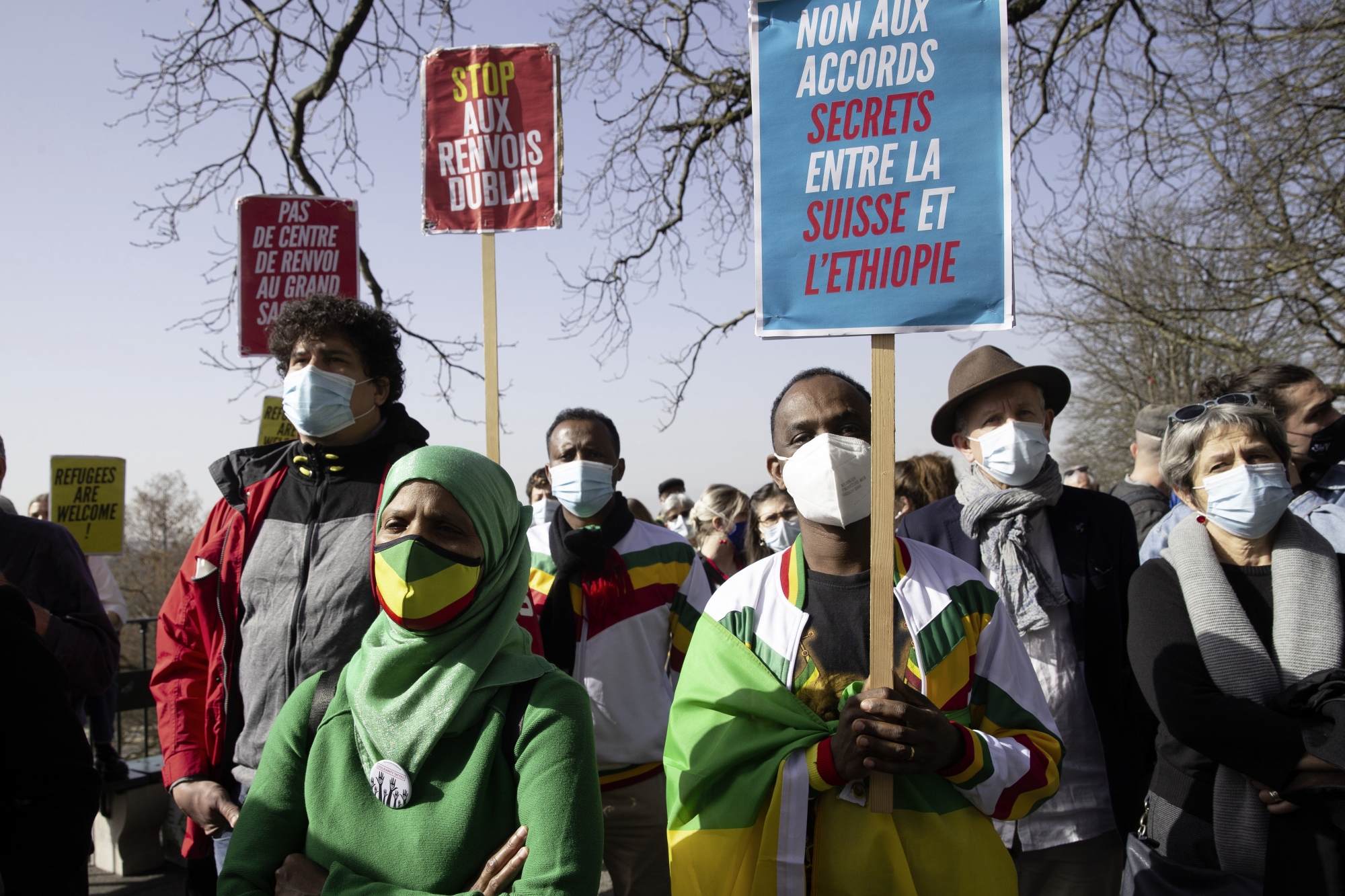 Des manifestants protestent contre les vols speciaux de rapatriement des requerants d'asile a l'appel de Solidarite Tattes sur la promenade de la Treille, ce mercredi 24 fevrier 2021 a Geneve. (KEYSTONE/Salvatore Di Nolfi)
