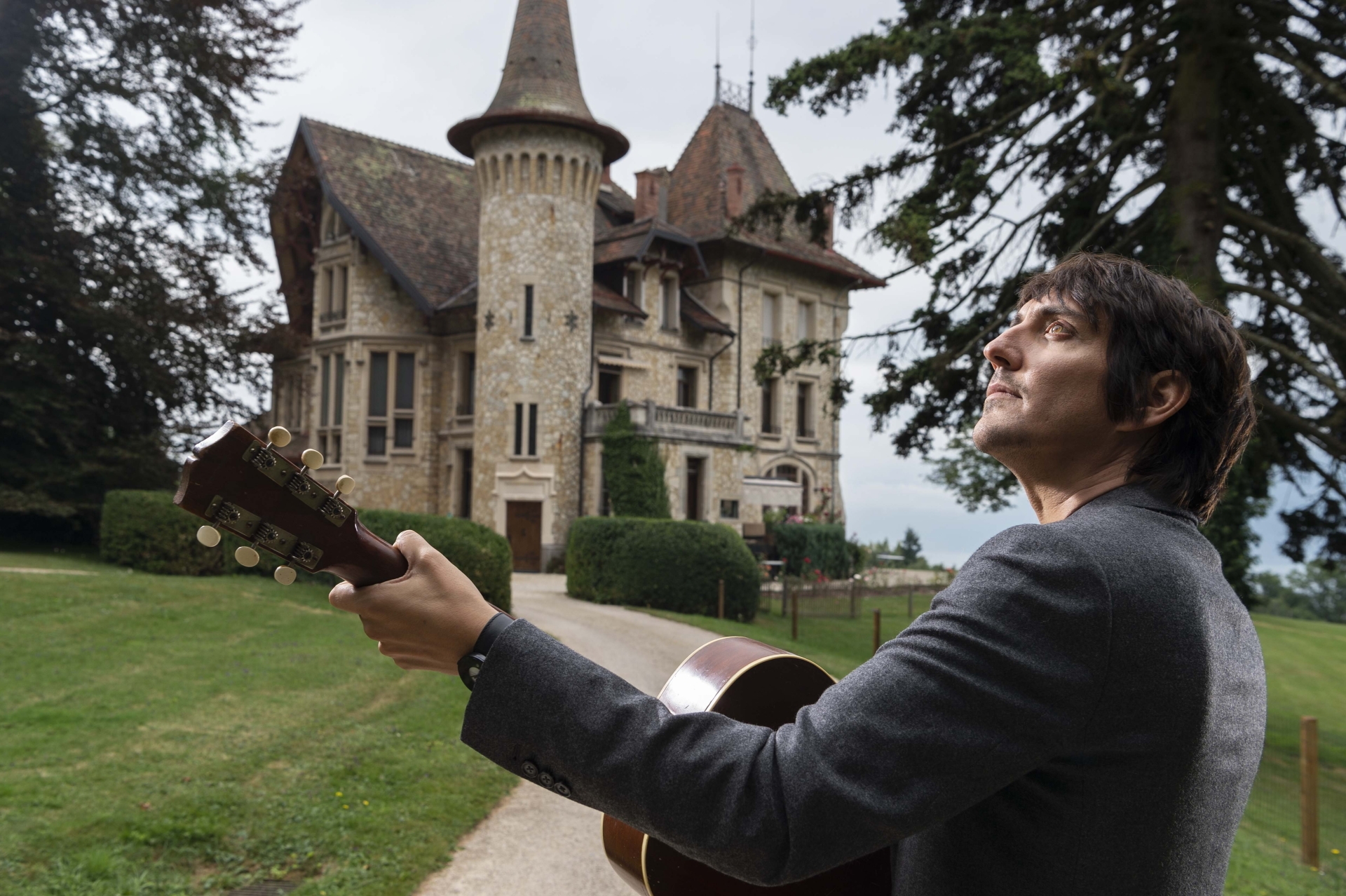 Marc Aymon a trouvé au château Fallot l'écrin idéal pour matérialiser l'ambition humaniste de son nouvel album. Une ode à la matière, au lien, à la chair et au sens.