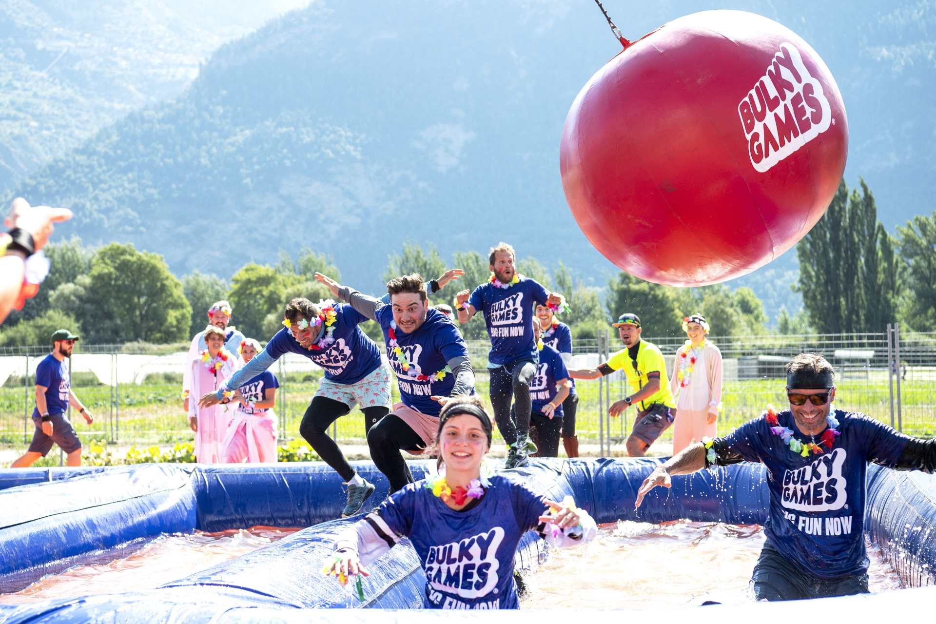 Des participants aux Bulky Games tentent de franchir l’obstacle «The Flying Balls».
