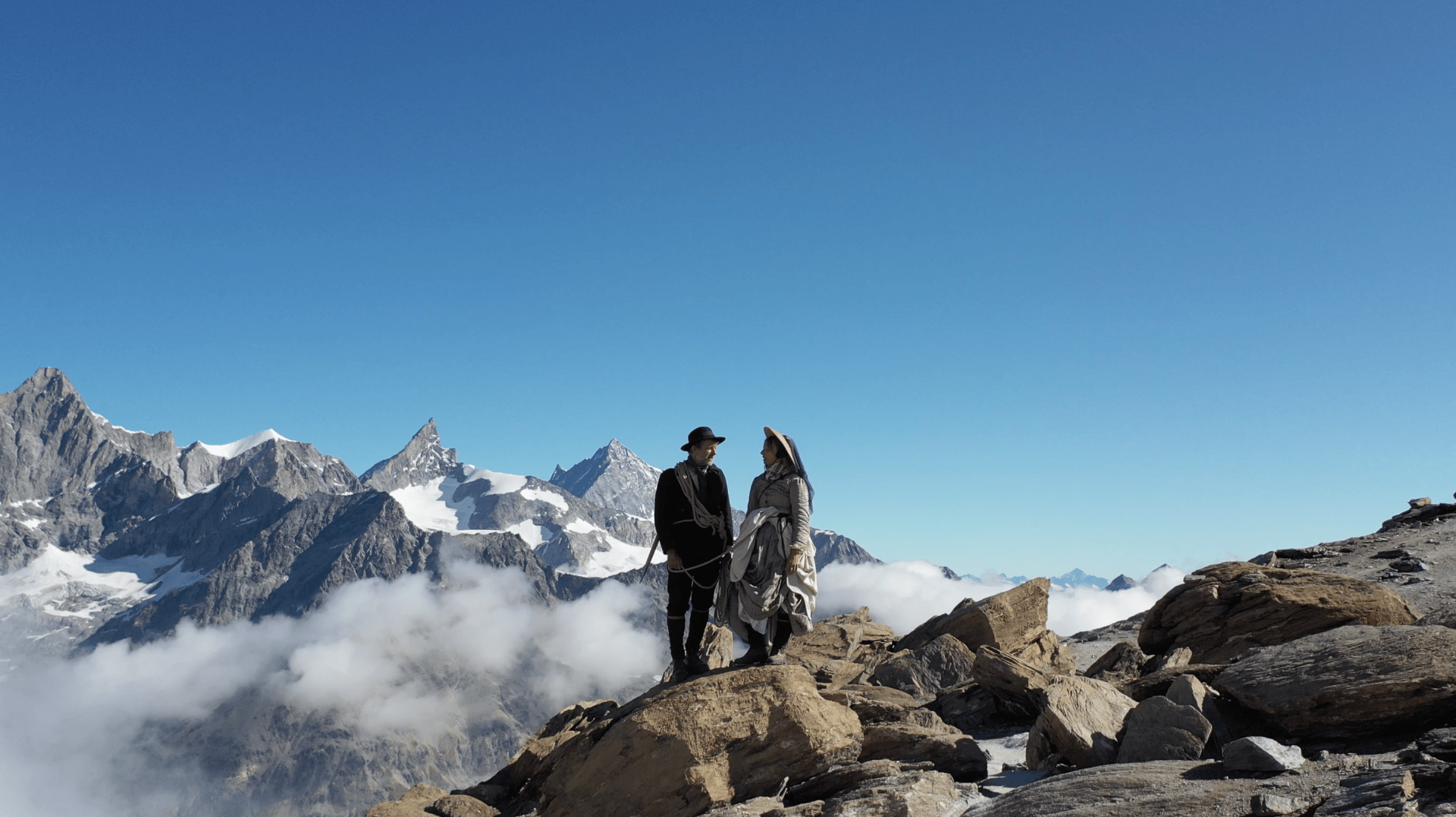 Marie-France Hendrikx et son guide Laurent Grichting ont atteint le sommet du Cervin en tenue d'époque. 