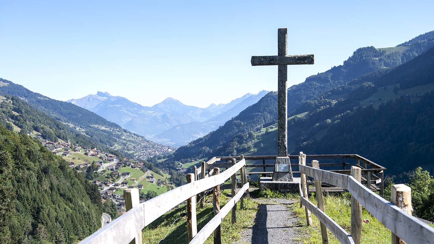 Le calvaire de Chavalet à l'entrée de Champéry offre un magnifique point de vue sur la vallée d'Illiez.