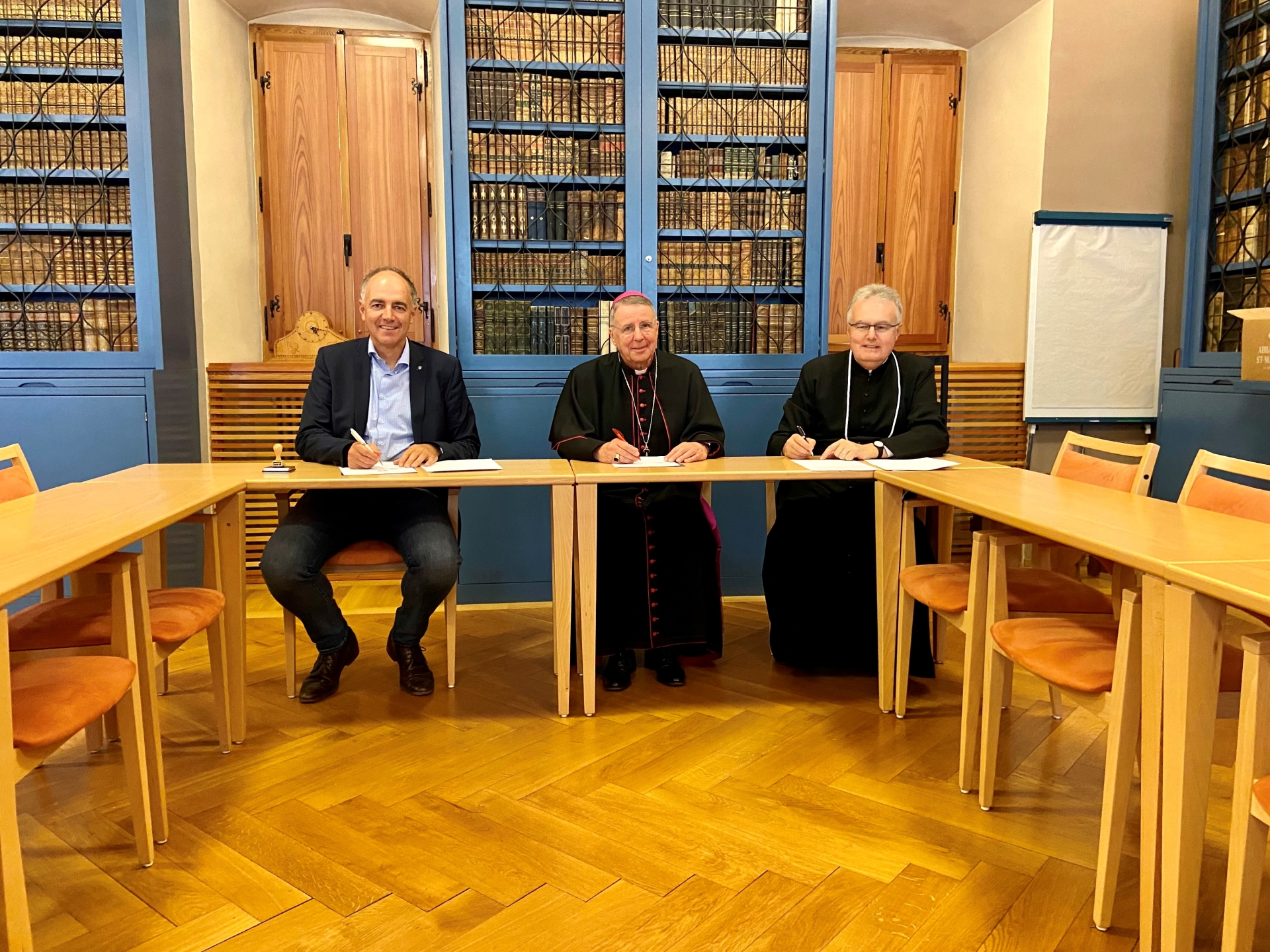 Le conseiller d’Etat Christophe Darbellay, l'Abbé de Saint-Maurice Monseigneur Jean Scarcella et le procureur de l’Abbaye Olivier Roduit au moment de signer la convention.