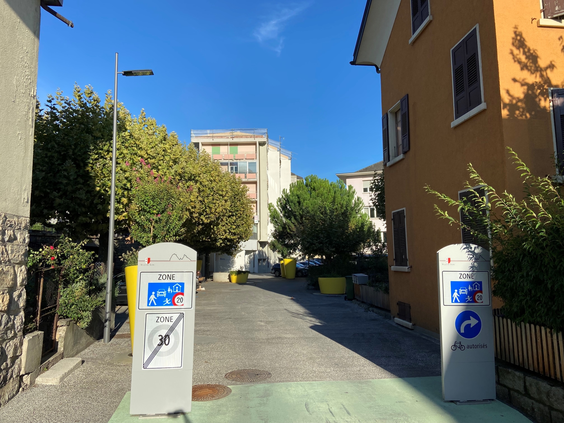 C'est à proximité de là, à la rue des Condémines à Sion, qu'a eu lieu l'altercation fatale à un homme de 70 ans habitant le quartier.