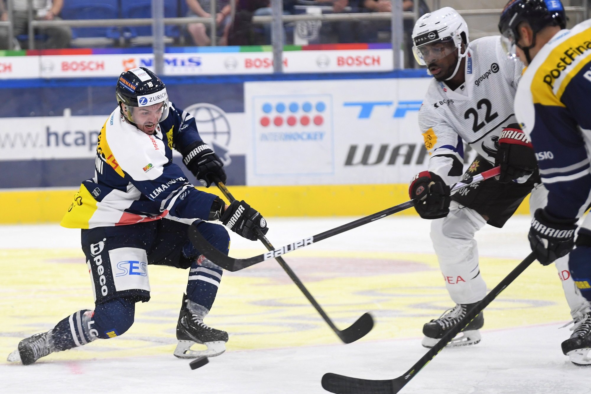 Dave Sutter (à droite, numéro 22) a découvert avec Fribourg la nouvelle patinoire d'Ambri-Piotta.