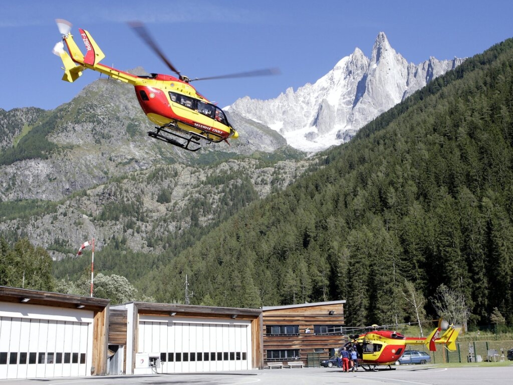 Les secouristes du Peloton de gendarmerie de haute-montagne (PGHM) de la Savoie sont intervenus en hélicoptère pour assister les équipes de secours de la course (image d'illustration).