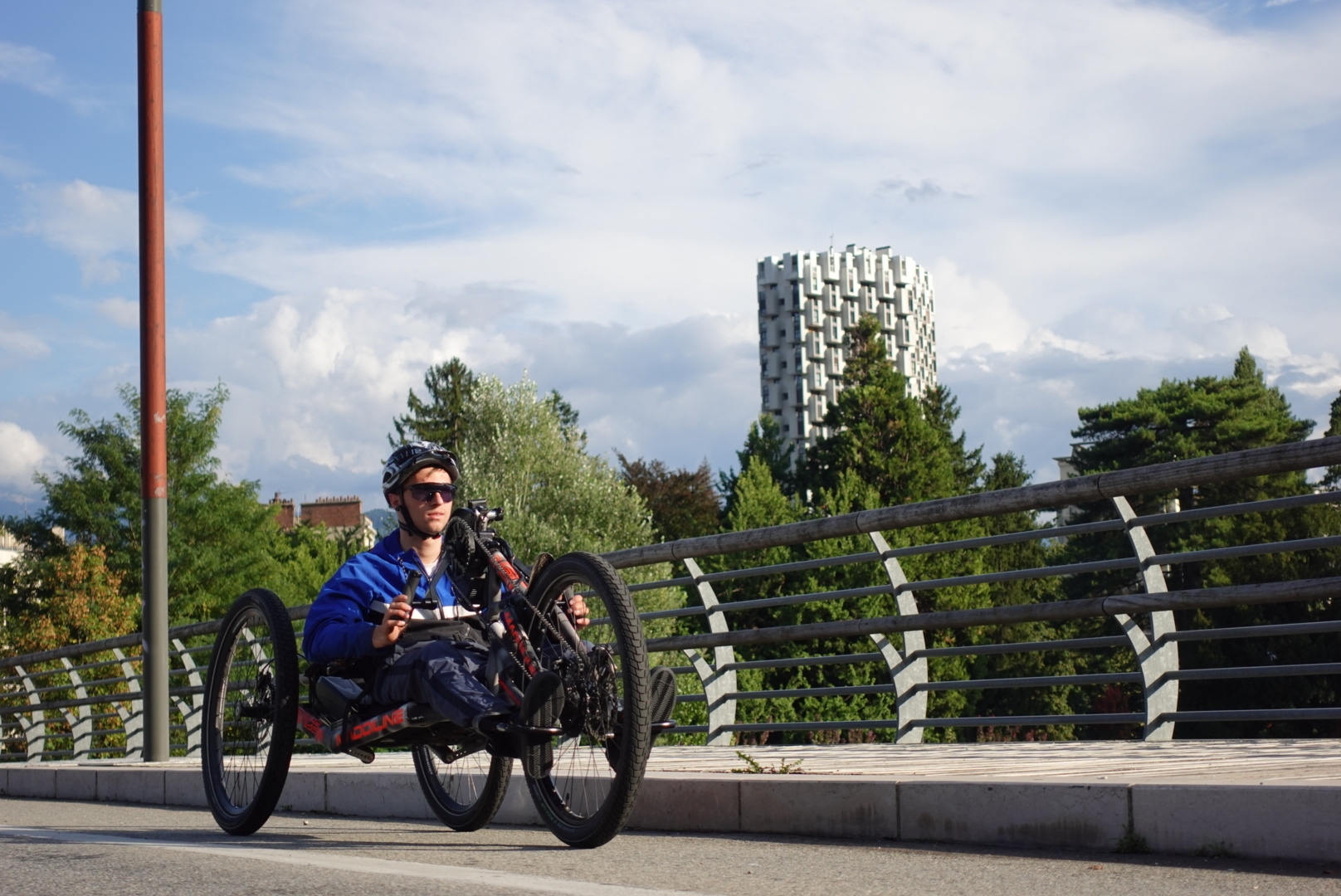 Jonas Bell est en train de relier Martigny à Barcelone avec son handbike.