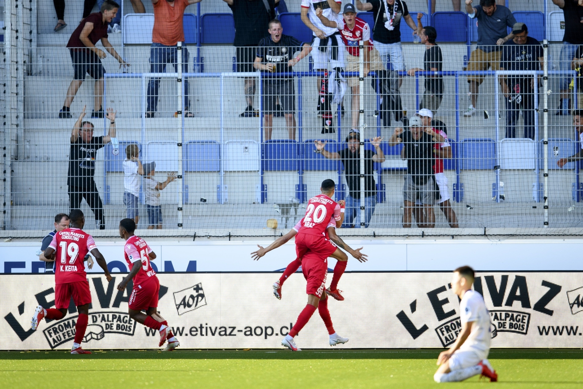 Guillaume Hoarau exulte avec Musa Araz sur ses épaules après avoir marqué le but de l'égalisation pour le FC Sion contre Lausanne.