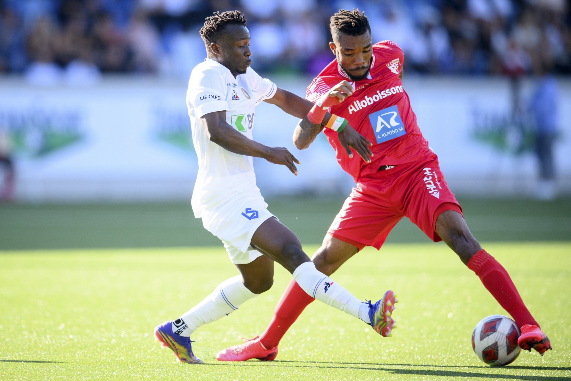 Geoffrey Serey Die tente d'échapper à l'intervention de Thomas Trazié lors du match entre le FC Sion et le Lausanne-Sport.