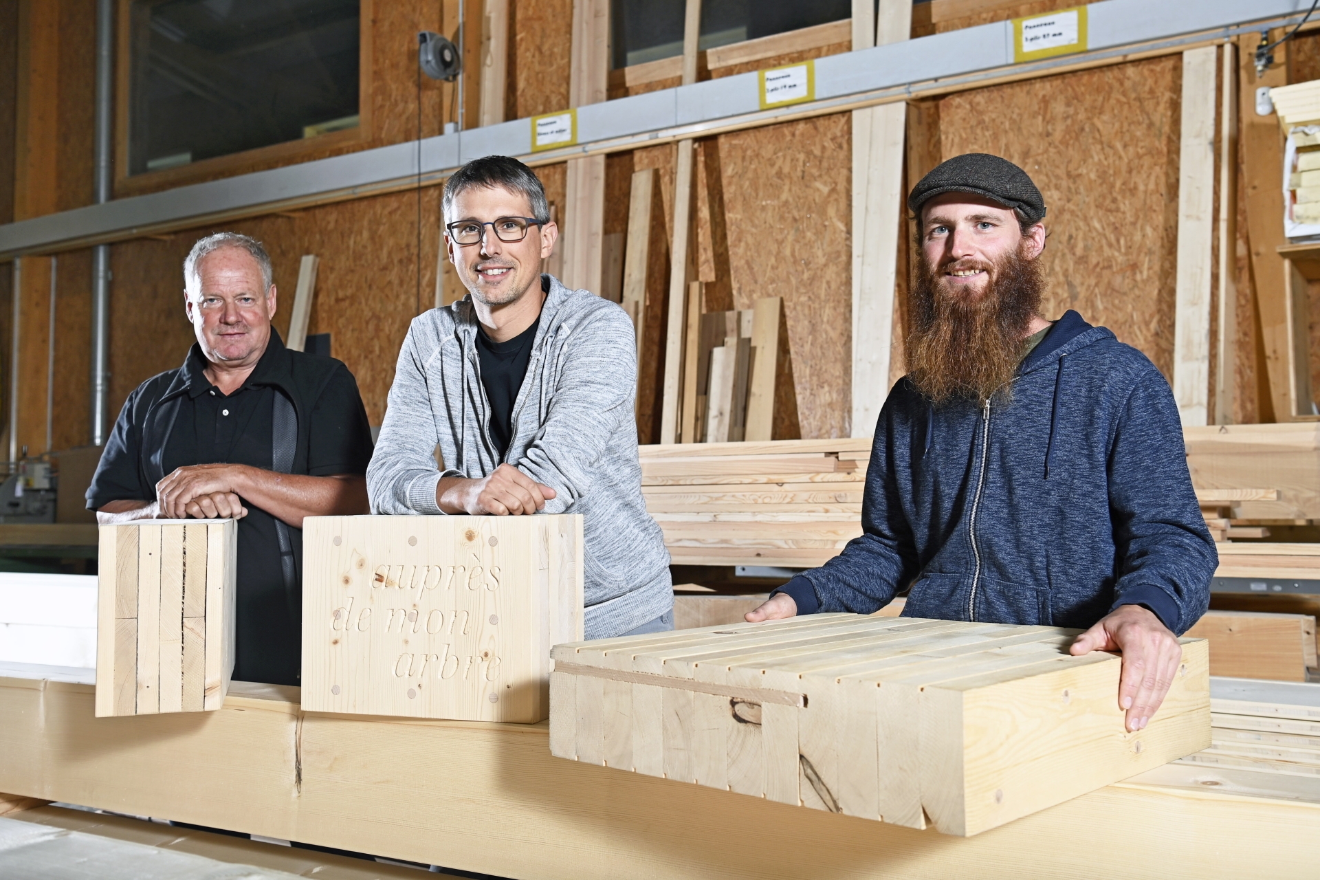 Bernard May de Sylvapro, Nicolas Giroud de Frossard Bois et Julien Deslarzes de la scierie Alter & Deslarzes ont réuni leurs savoir-faire pour bâtir des maisons avec du bois local.