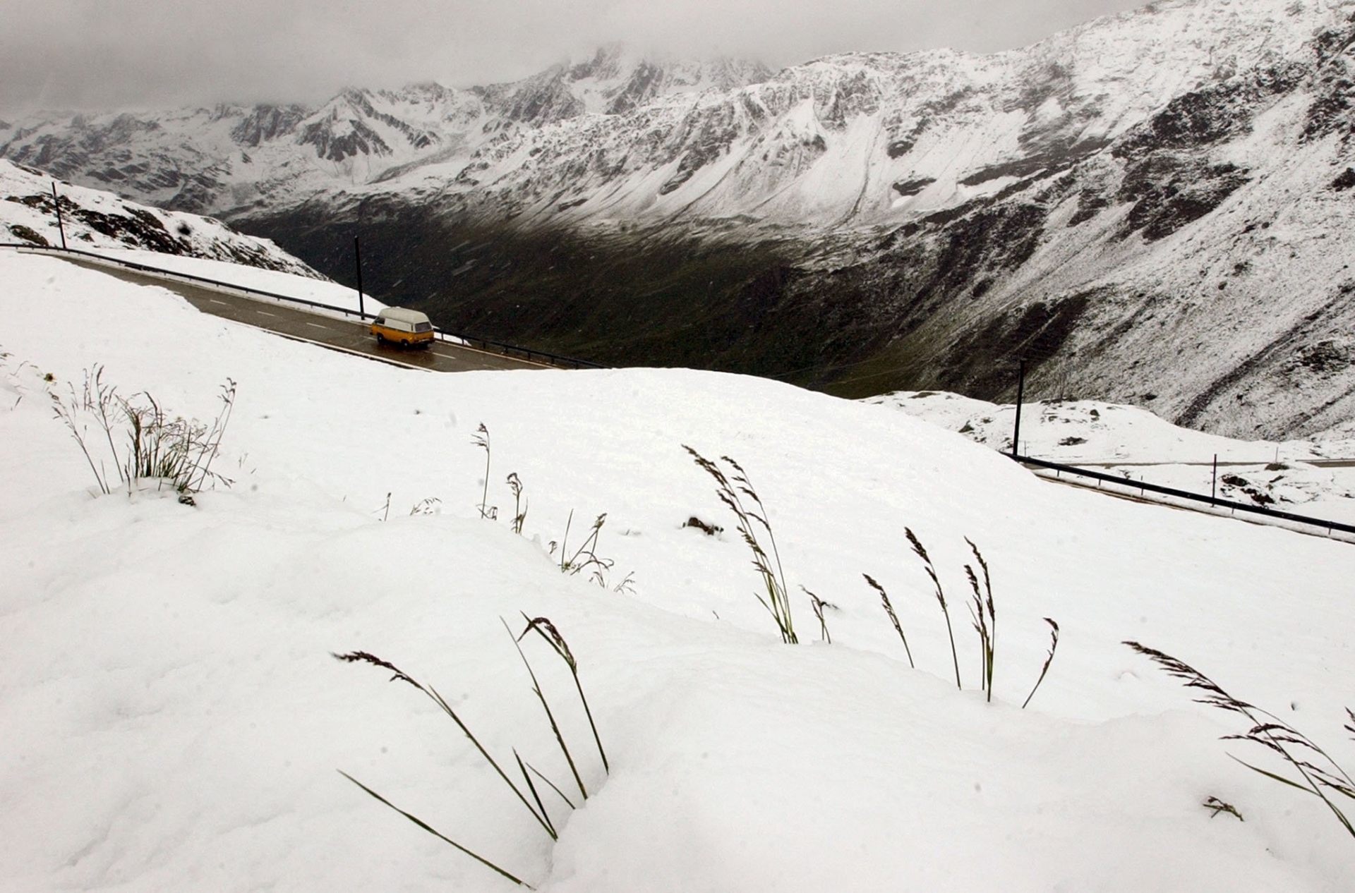 Le col du Nüfenen, sous la neige. Image d'illustration