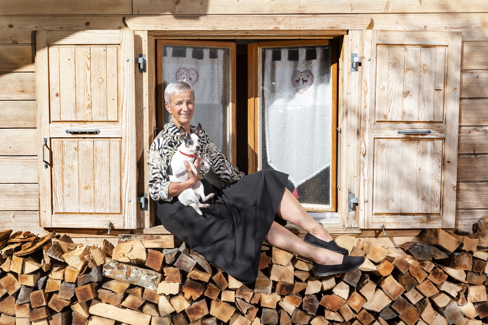 C'est dans son chalet au-dessus de Loye que la sexagénaire nous a reçus. Pour elle, le bonheur est bel et bien dans le pré.