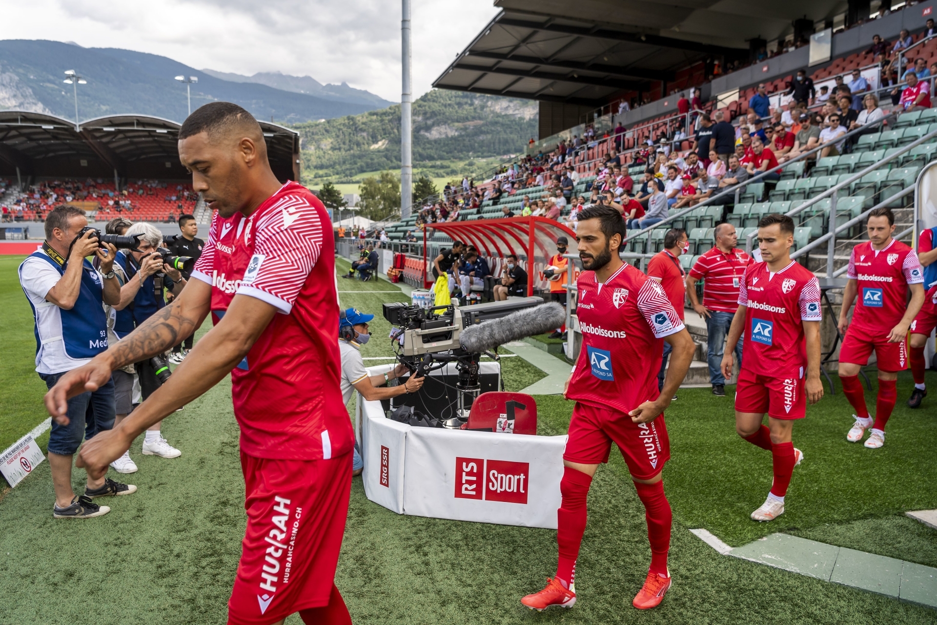 Guillaume Hoarau, Matteo Tosetti et leurs coéquipiers du FC Sion évoluent devant des tribunes clairsemées au stade de Tourbillon depuis le coup d'envoi de la saison. 