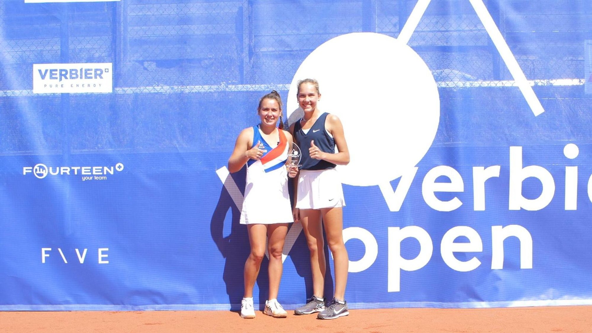 Ylena In-Albon (à gauche) a battu Erika Andreeva en finale.