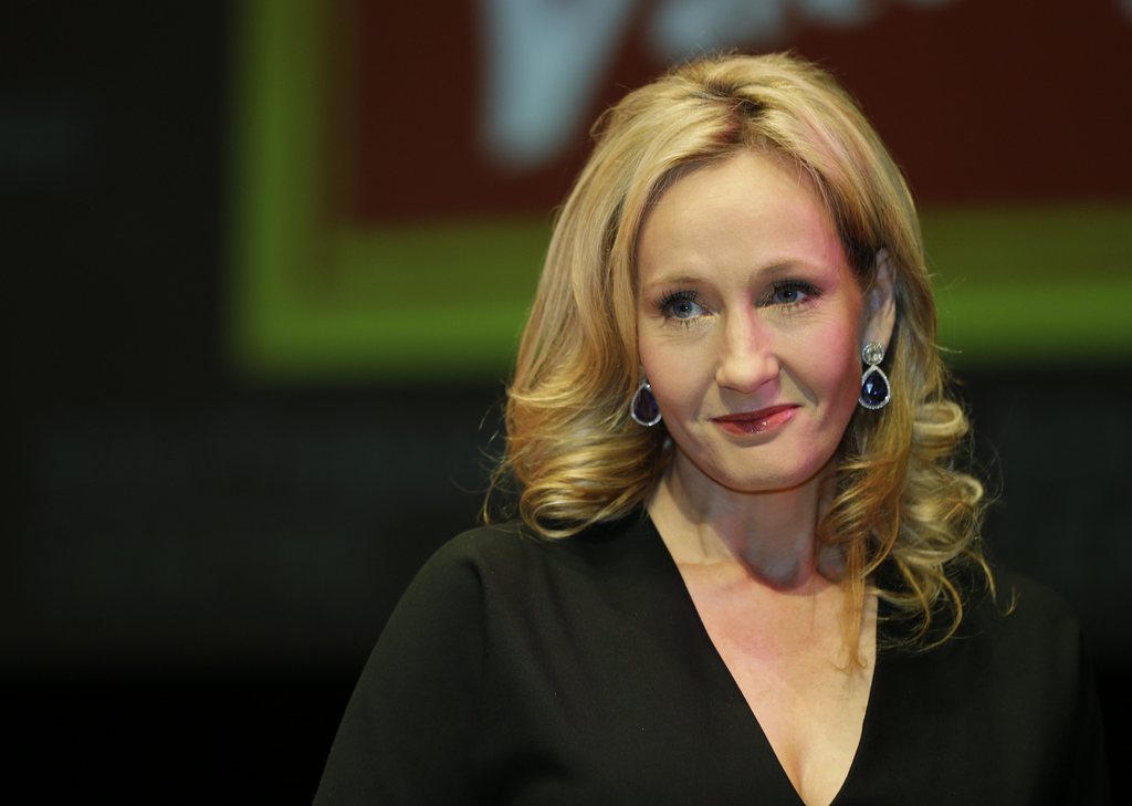 J.K. Rowling, multimillionnaire grâce à la saga Harry Potter, a écrit un autre roman sous pseudonyme. Le livre cartonne. 