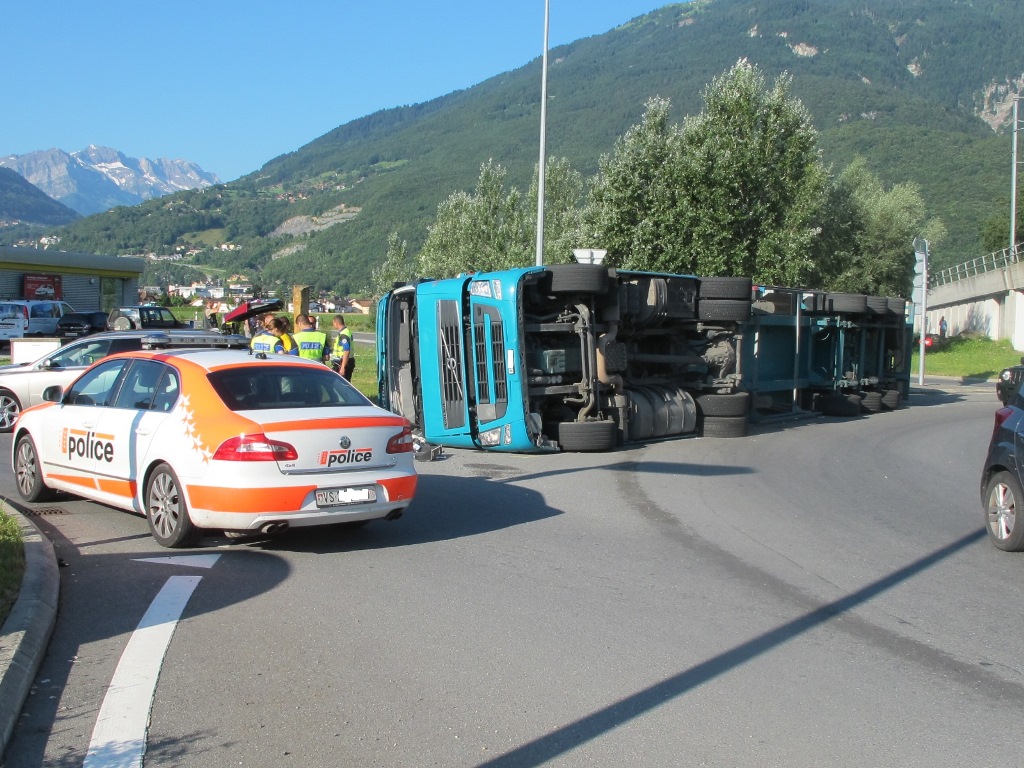 Le semi-remorque s'est couché sur le flanc.