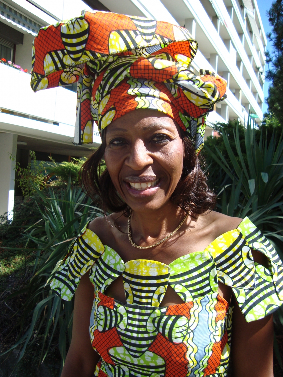 Andrée Daven pose dans le costume traditionnel du Cameroun, son pays d'origine. Mais la quadragénaire se sent aujourd'hui surtout valaisanne.