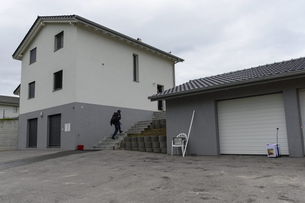 La maison avec le garage devant lequel un père de famille a été tué le 11 mai 2013 à Frasses dans le canton de Fribourg. Un suspect soupçonné d'avoir participé au meurtre a été arrêté à Zollikofen (BE).