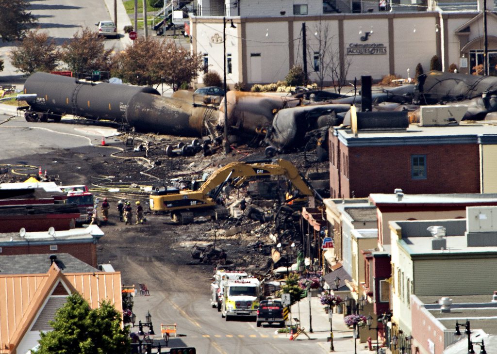 La catastrophe ferroviaire impliquant un convoi de wagons transportant du pétrole qui a fait 13 morts à Lac-Mégantic au Québec pourrait être liée à une erreur de manipulation des freins. Le fleuve Saint-Laurent est menacé par le brut qui s'est échappé.