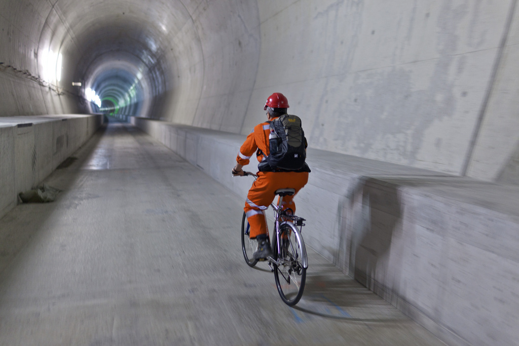 Le tunnel de base du Gothard a été traversé pour la première fois en train, en bus et à pied vendredi matin. Des représentants des médias ainsi que des entreprises de construction et d'équipement ferroviaire ont parcouru le tube de 57 km durant six heures. 