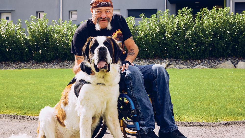 Deux ans après son accident qui le rend paralysé médullaire, Marcel retrouve Xenia, une Saint-Bernard qui l’a aidé lors de sa rééducation au Centre suisse des paraplégiques.