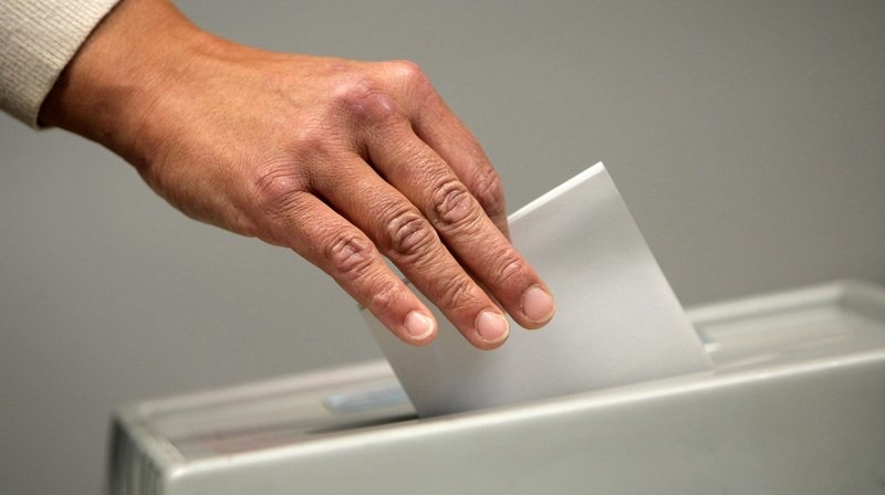 Actuellement, il faut avoir 18 ans révolu pour pouvoir voter en Suisse au niveau fédéral.
