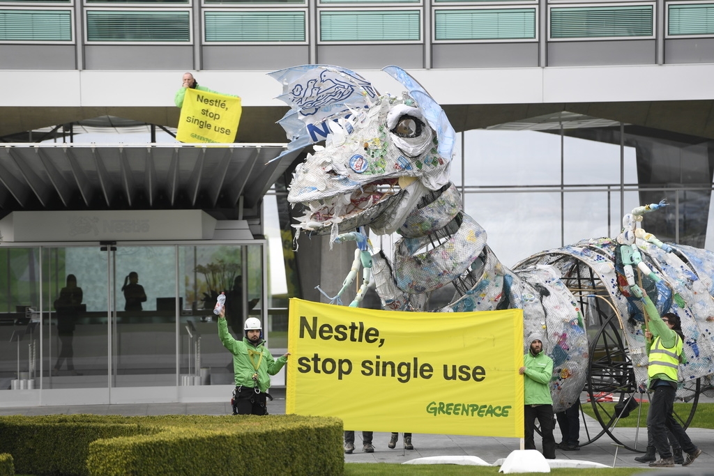 La firme Nestlé est régulièrement épinglée pour les plastiques à usage unique qu’elle produit. Ici, par Greenpeace en avril 2019.