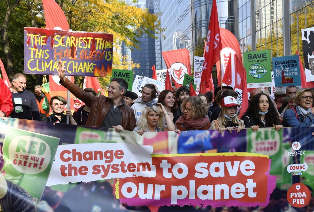 Près de 80 groupes militants, réunis sous la bannière "Coalition climat", avaient appelé à la manifestation, à laquelle participaient également des personnalités politiques belges.