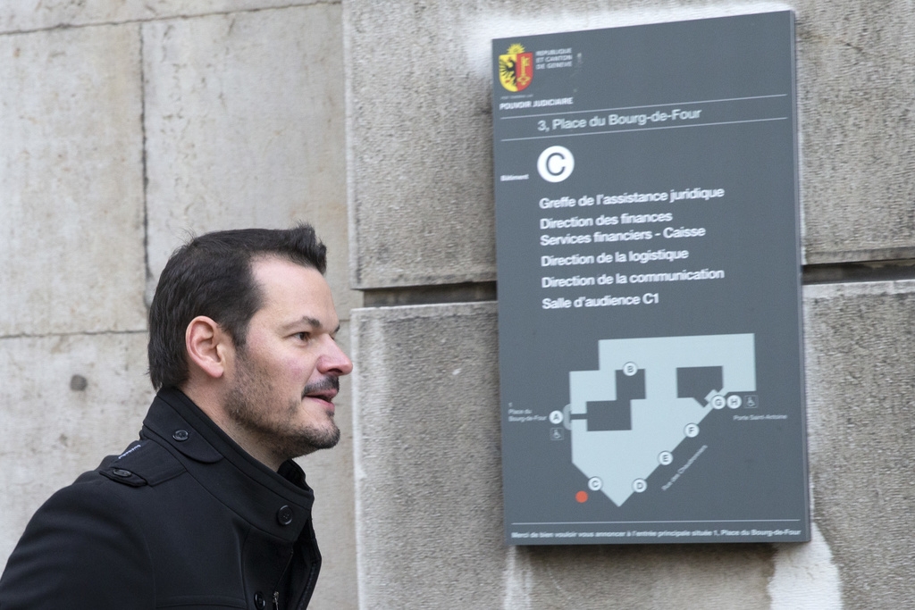 Pierre Maudet, ancien conseiller d'Etat genevois, arrive au palais de justice pour l'ouverture de son procès.