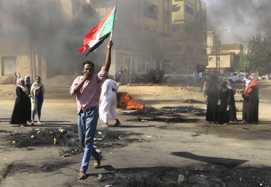 Pour le second jour consécutif, des milliers de Soudanais ont manifesté contre l’armée à Khartoum, bloquant les rues avec des pierres, des branchages et des pneus brûlés.